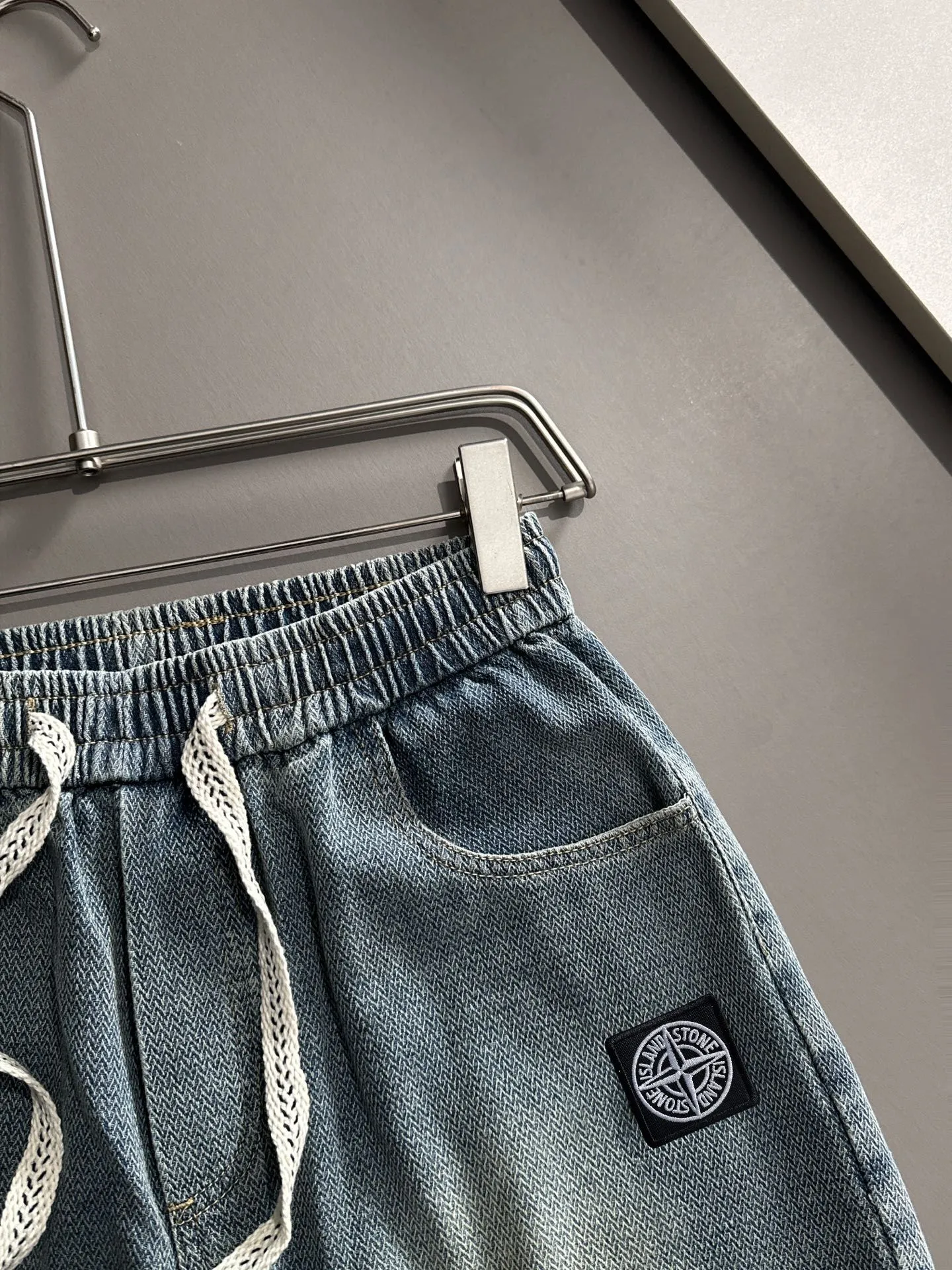 🅿️330 Stone Island 2025 summer new jeans denim shorts are woven from imported Japanese Denim plain cotton denim fabrics. They have three standards. The top stonewashing process makes the texture reach the old taste of the 1980s. It is soft, delicate, comfortable and breathable. The color has a modern and fashionable vicissitudes. The upper body is versatile and fashionable! Light luxury, a must-have item for daily commuting! Size: M-4XL (please state your height and weight when placing an order)